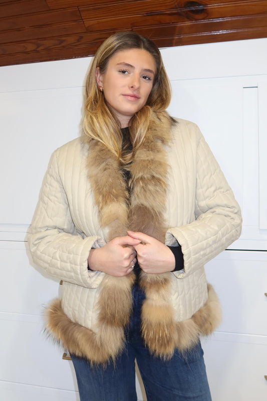 Veste matelassée beige avec bordures en fourrure