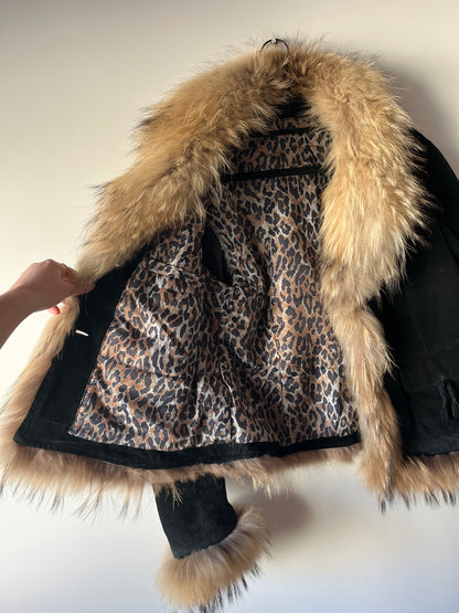 Veste en cuir noir avec bordures en fourrure