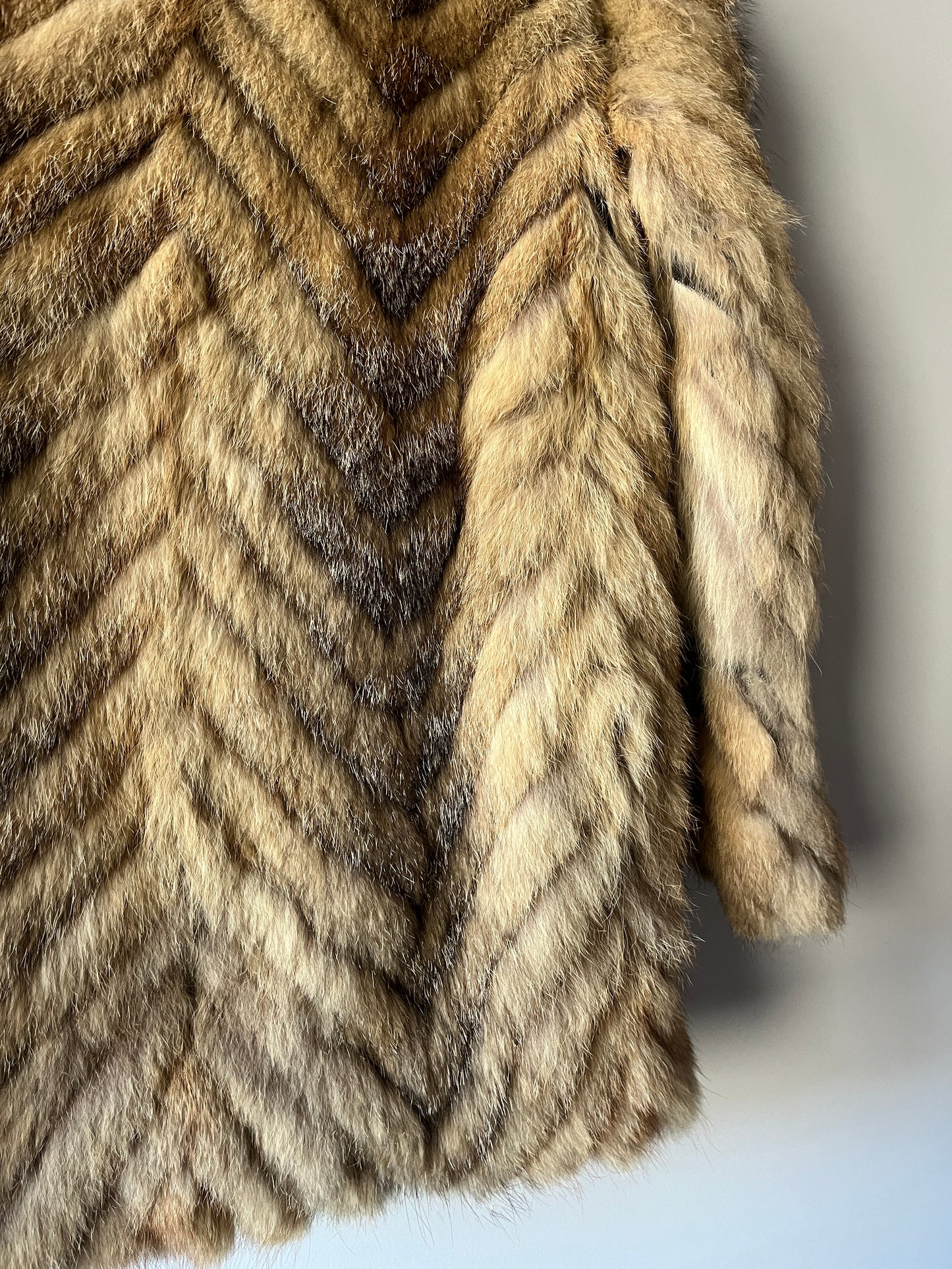Manteau en fourrure galonnée fauve