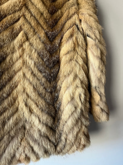 Manteau en fourrure galonnée fauve