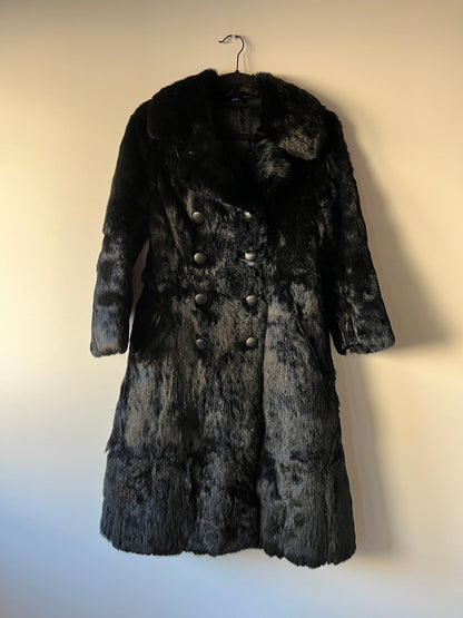 Manteau long noir en fourrure