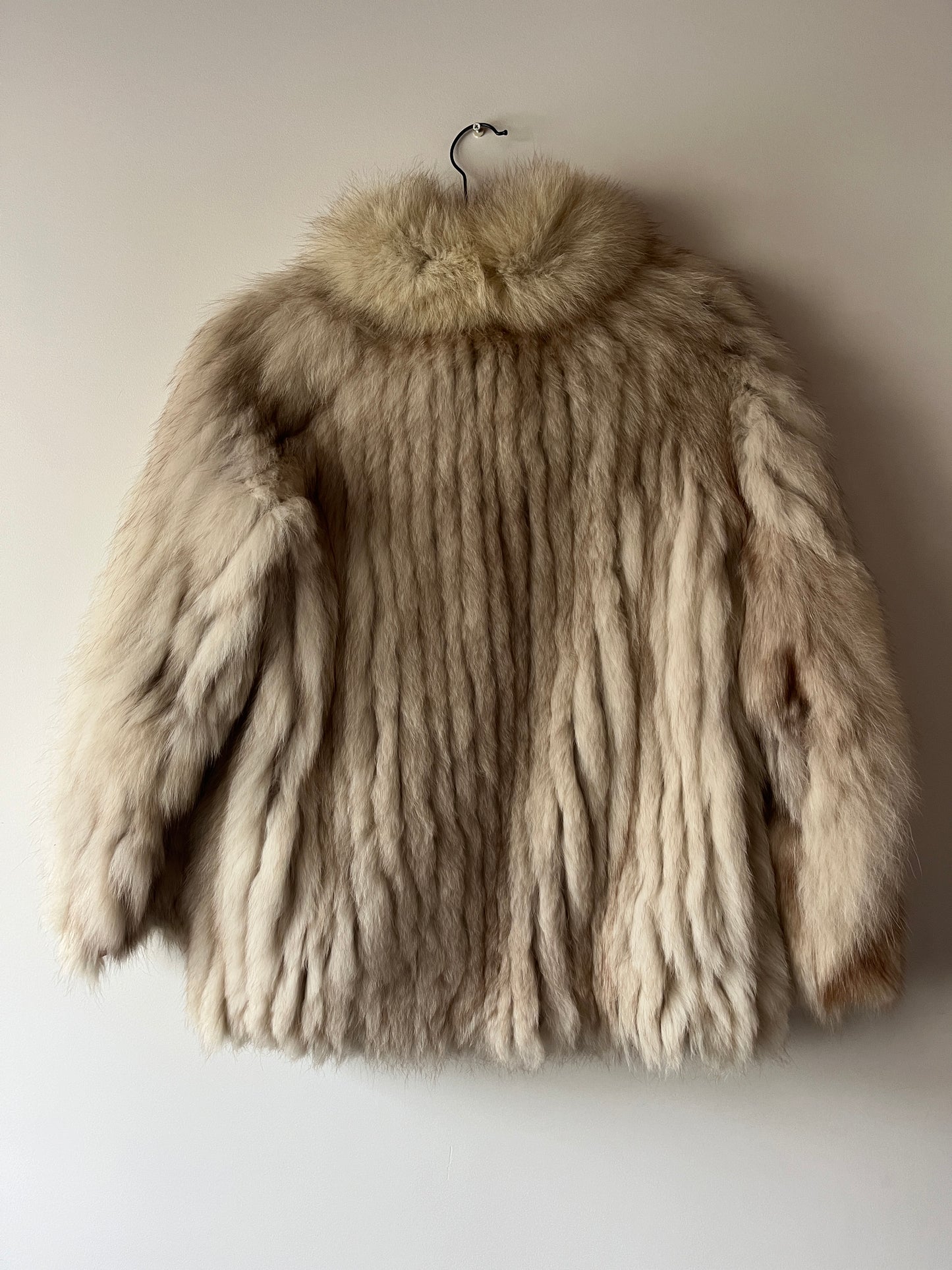 Manteau en fourrure galonné blanc