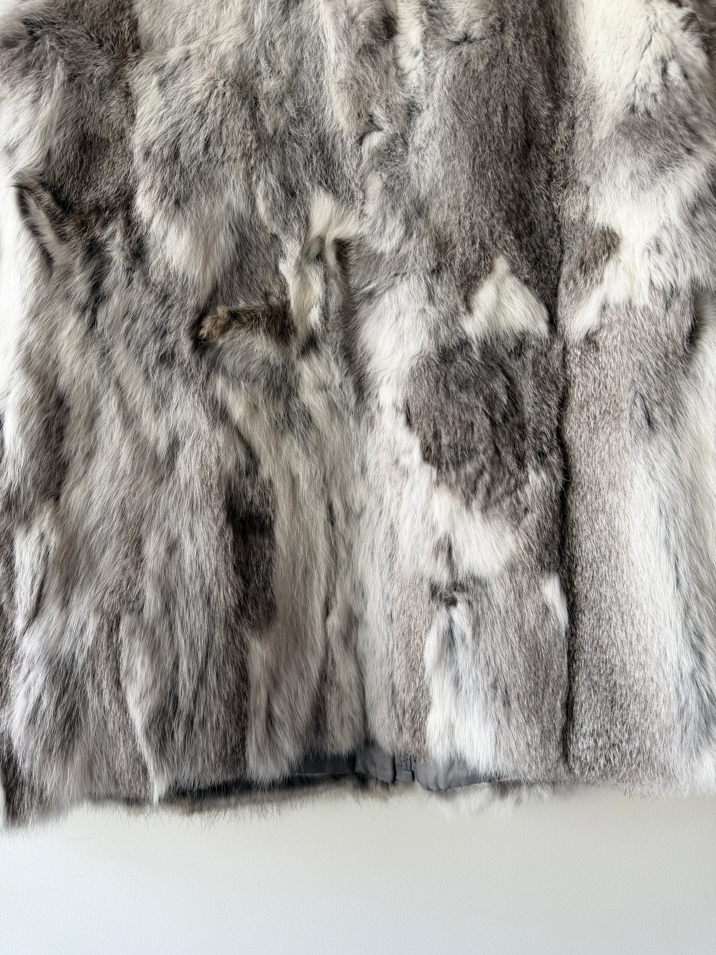 Veste en fourrure grise et blanche