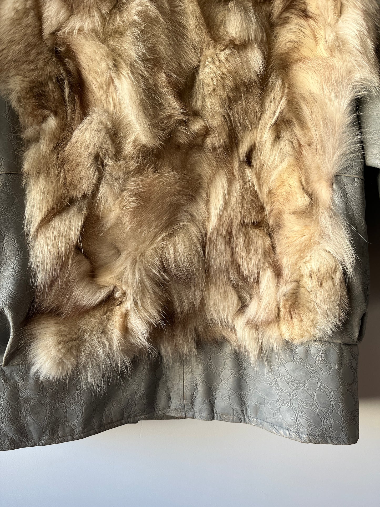 Veste en fourrure blanche et manches en cuir