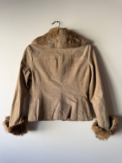 Veste en cuir beige avec bordures en fourrure
