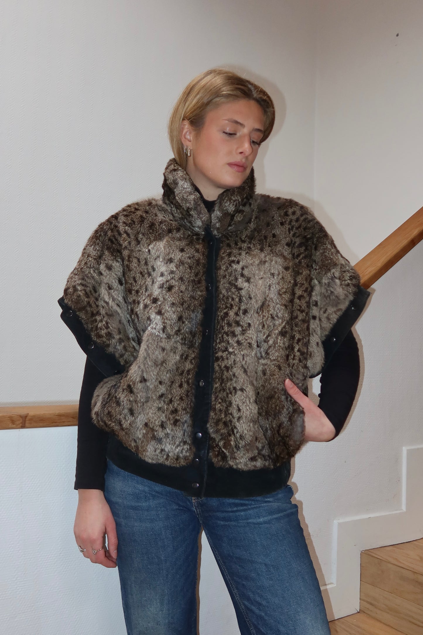 Veste en fourrure imprimée et cuir noir