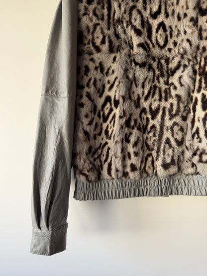 Veste en cuir gris et fourrure imprimée léopard