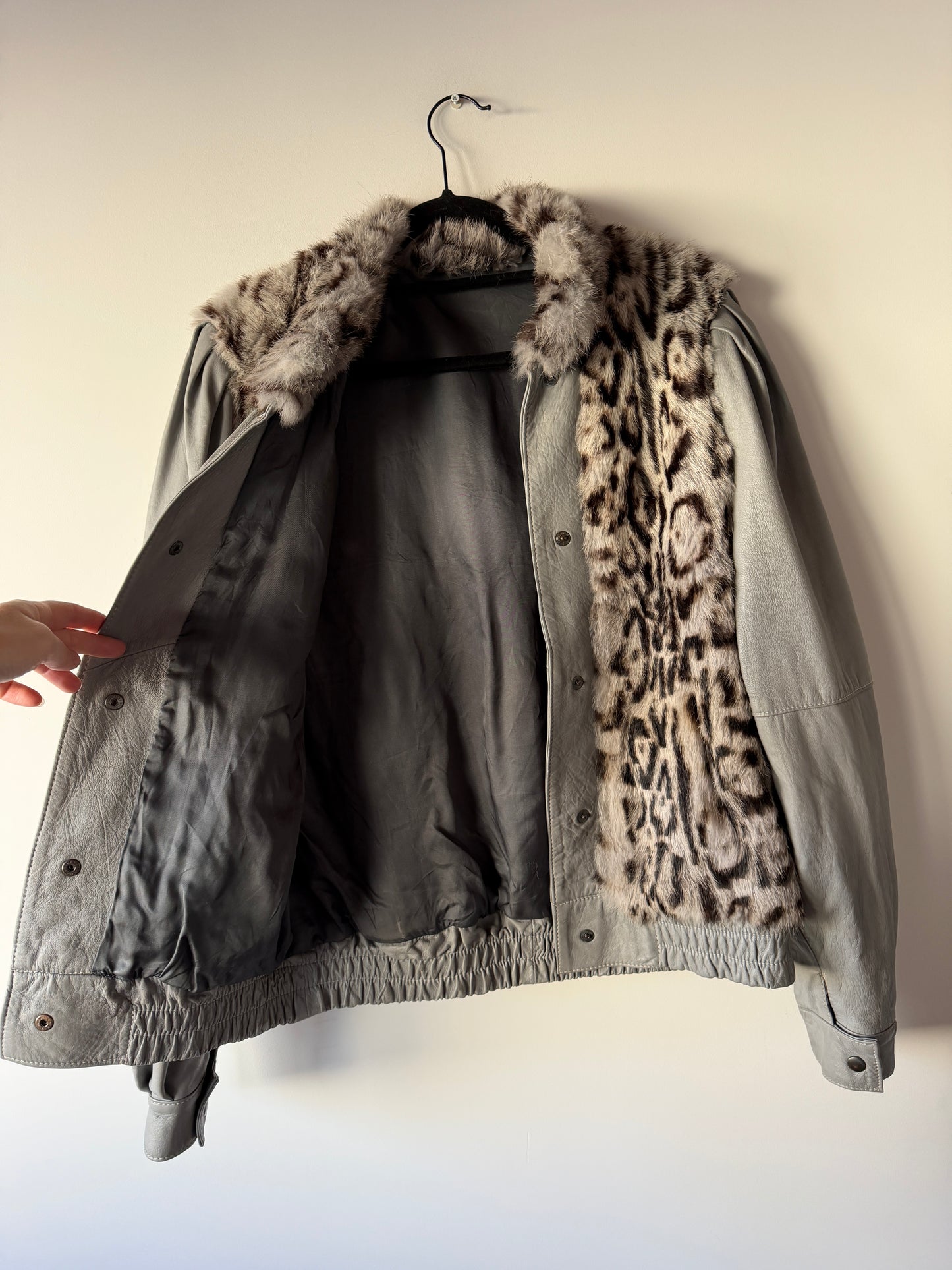 Veste en cuir gris et fourrure imprimée léopard