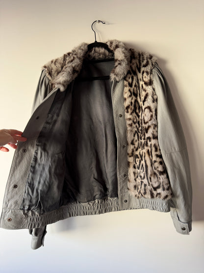 Veste en cuir gris et fourrure imprimée léopard