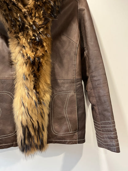 Veste en cuir marron et bordures en fourrure
