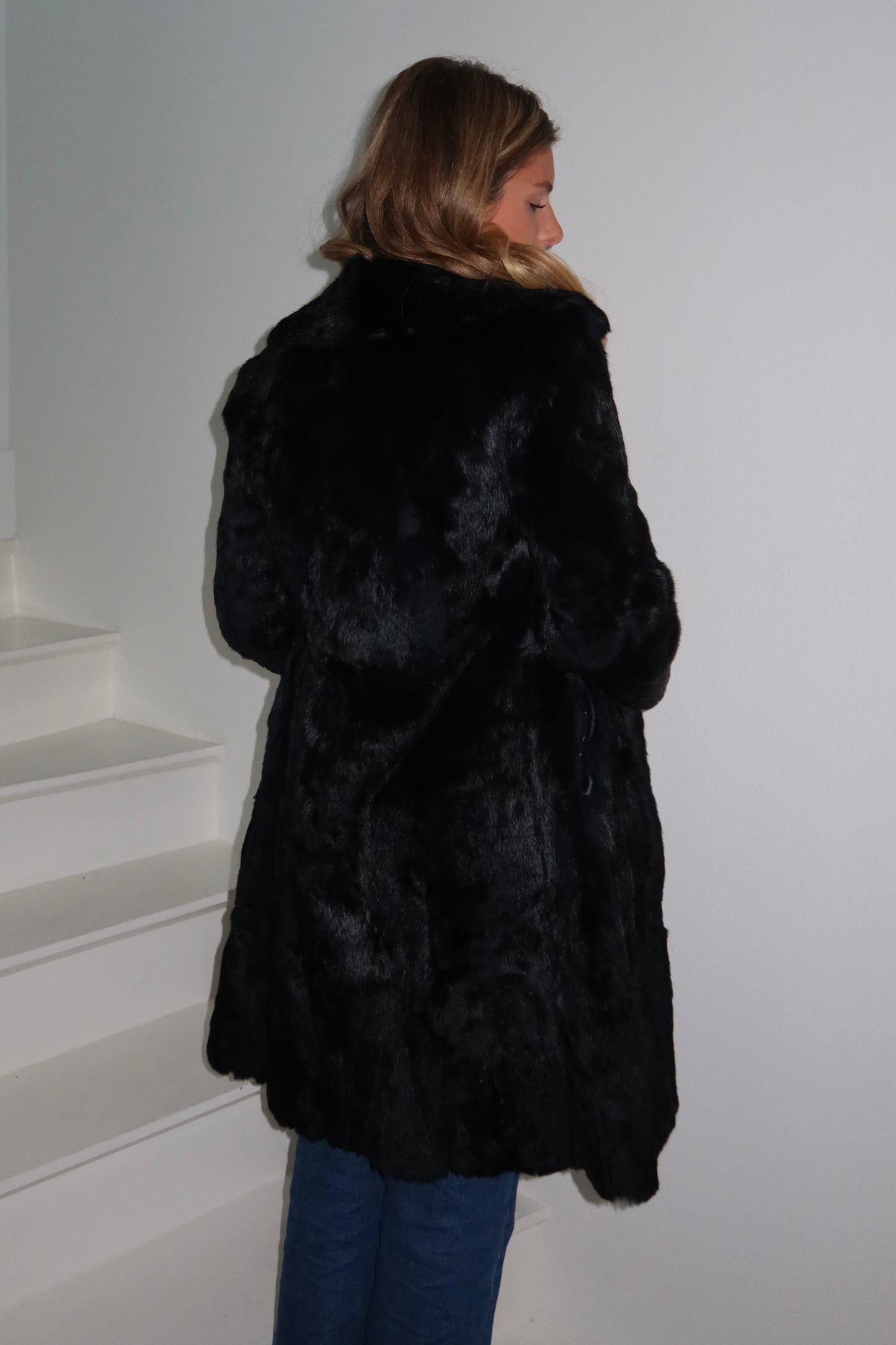 Manteau long noir en fourrure
