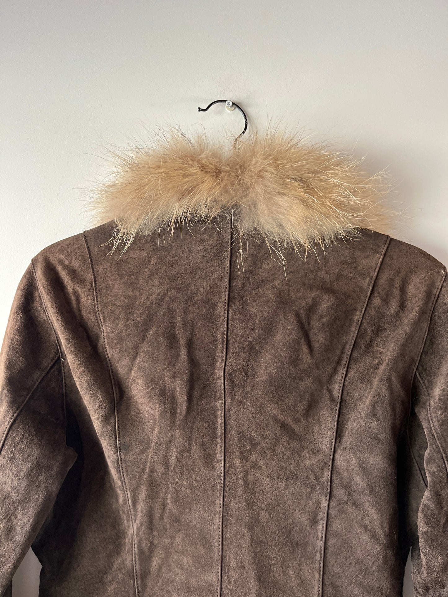 Veste en cuir avec bordures en fourrure