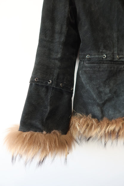 Veste en cuir noir avec bordures en fourrure