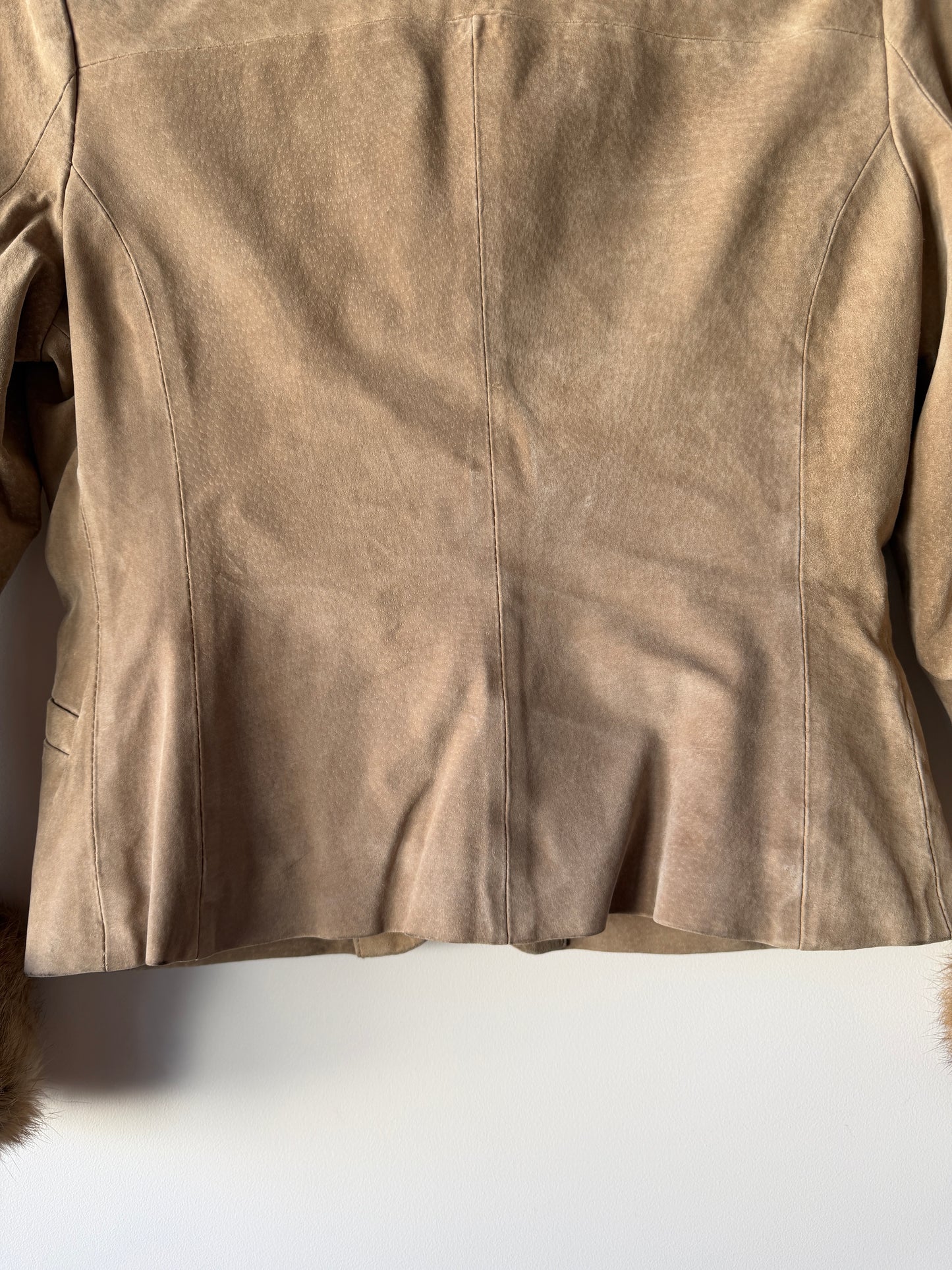 Veste en cuir beige avec bordures en fourrure
