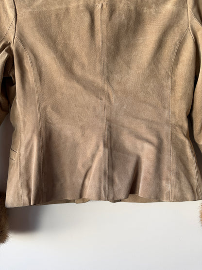 Veste en cuir beige avec bordures en fourrure
