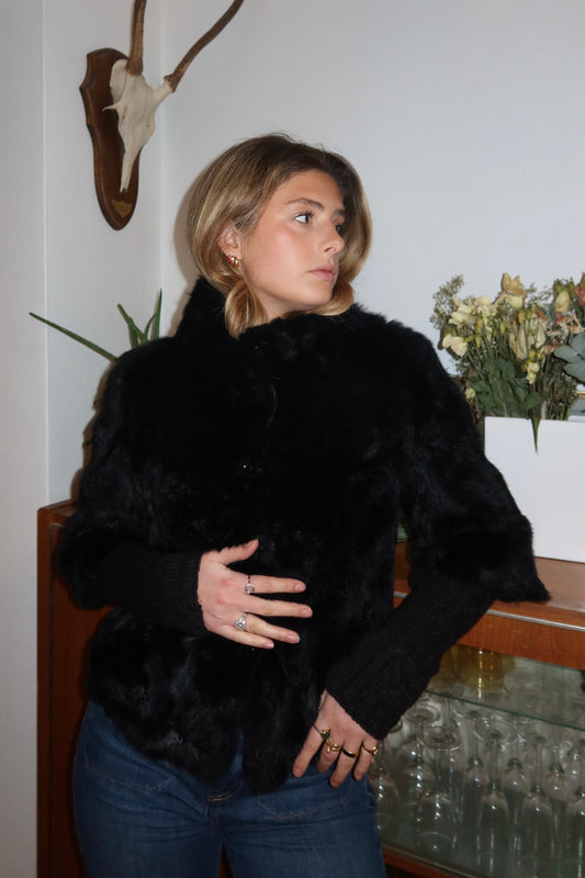 Veste en fourrure noire avec manches cousues