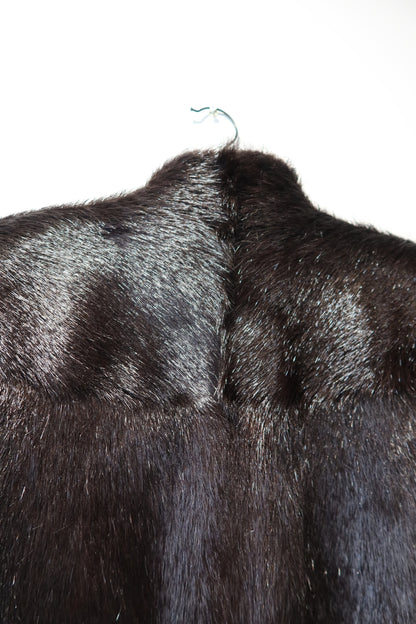 Manteau en fourrure marron foncé