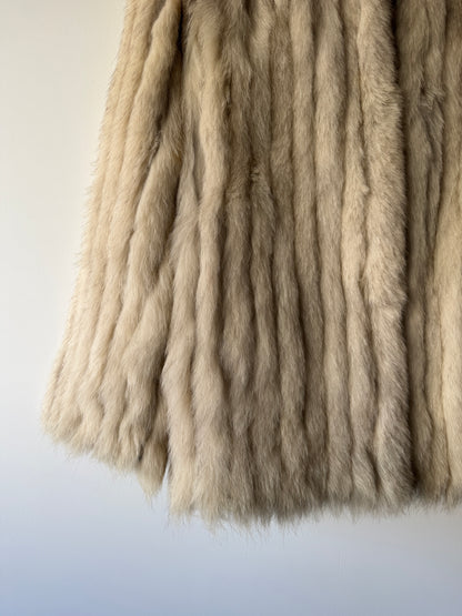 Manteau en fourrure galonné blanc