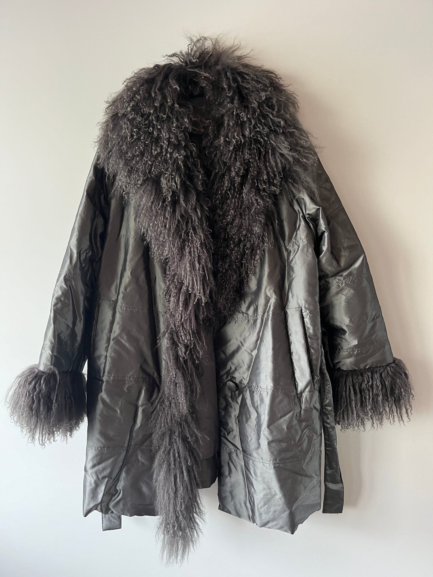 Manteau mi-long gris avec bordures en fourrure