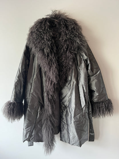 Manteau mi-long gris avec bordures en fourrure