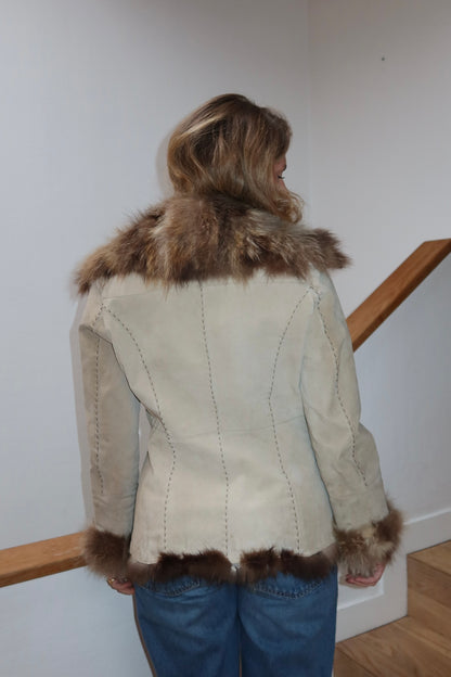 Veste en cuir beige avec bordures en fourrure