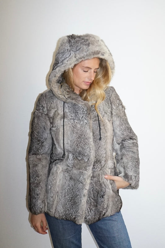 Veste à capuche en fourrure grise