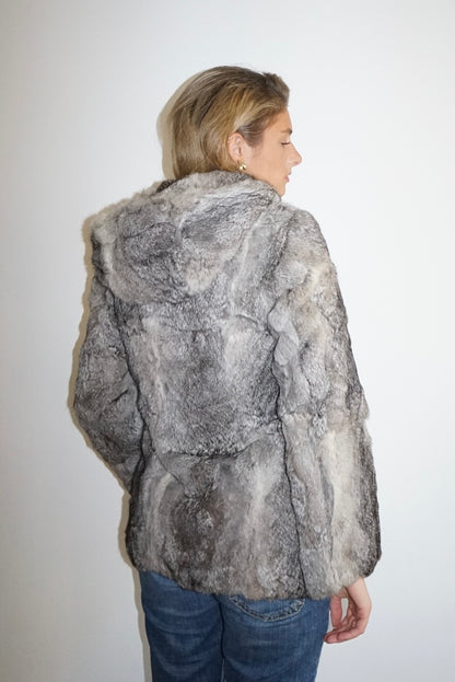 Veste à capuche en fourrure grise