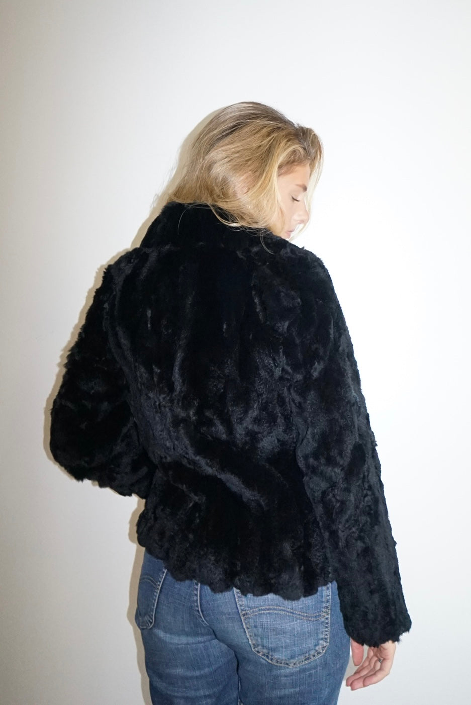 Veste courte en fourrure noire