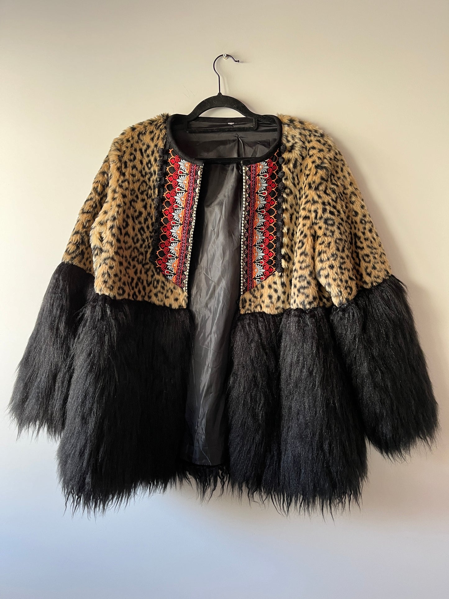 Veste bi-matière léopard brodé et fausse fourrure