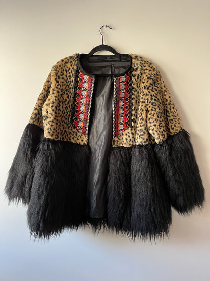 Veste bi-matière léopard brodé et fausse fourrure