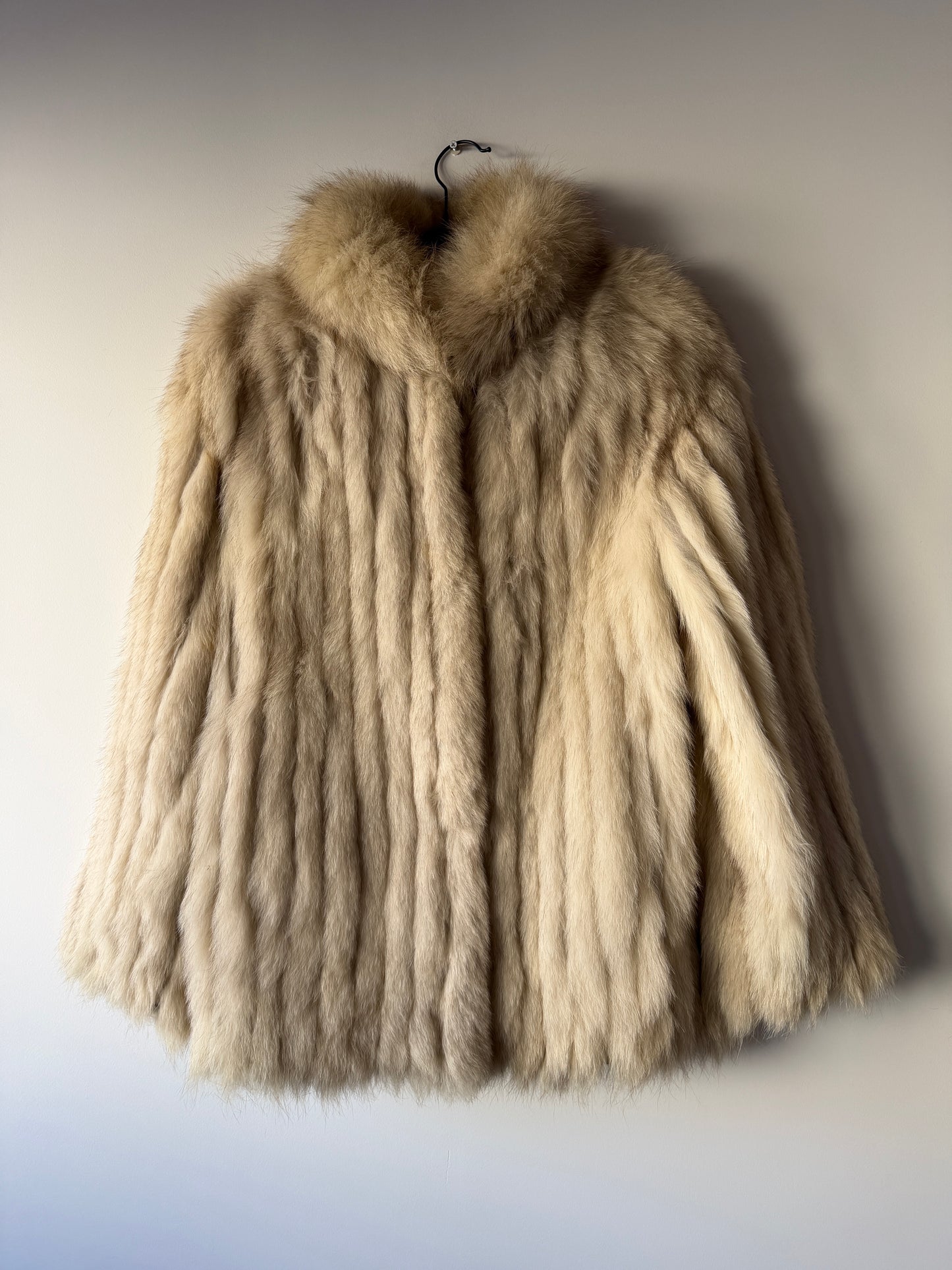 Manteau en fourrure galonné blanc