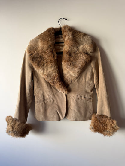 Veste en cuir beige avec bordures en fourrure
