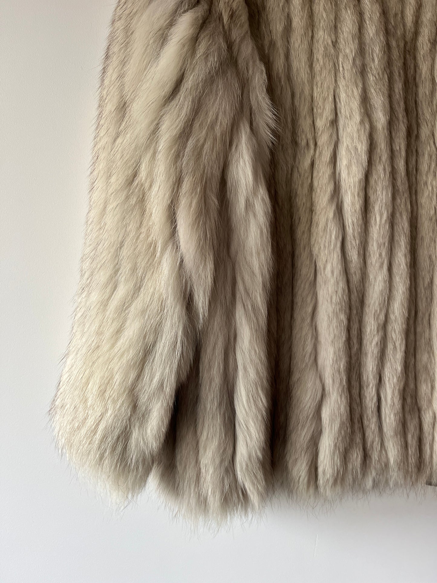 Manteau en fourrure galonné blanc