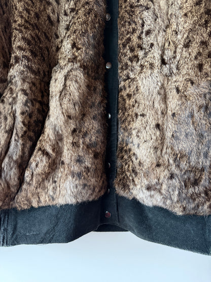 Veste en fourrure imprimée et cuir noir