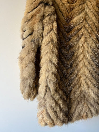 Manteau en fourrure galonnée fauve