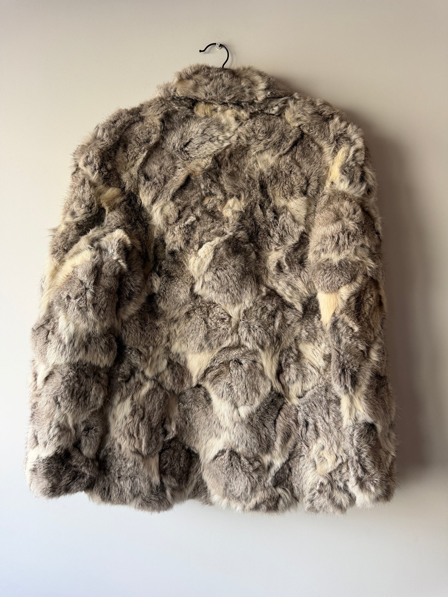 Manteau en fourrure gris et blanc