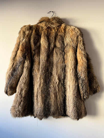 Manteau en fourrure grise, fauve et beige