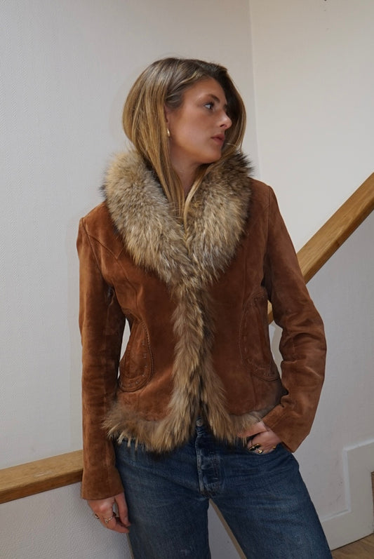 Veste en cuir marron avec bordures en fourrure beige