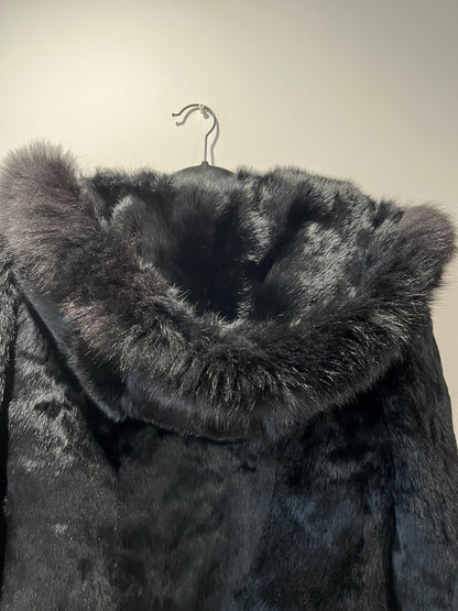 Veste à capuche courte en fourrure noire