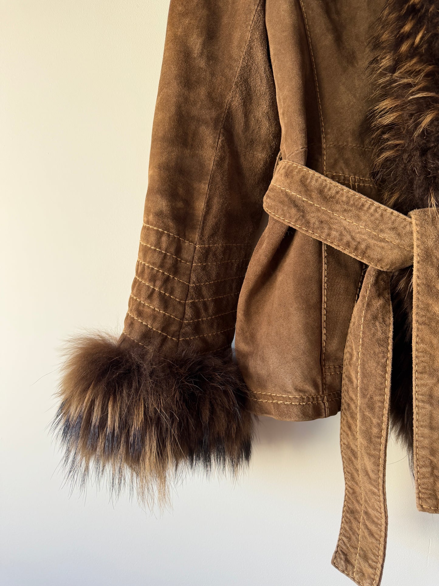 Veste en cuir marron avec bordures en fourrure