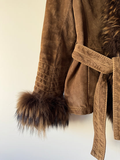 Veste en cuir marron avec bordures en fourrure