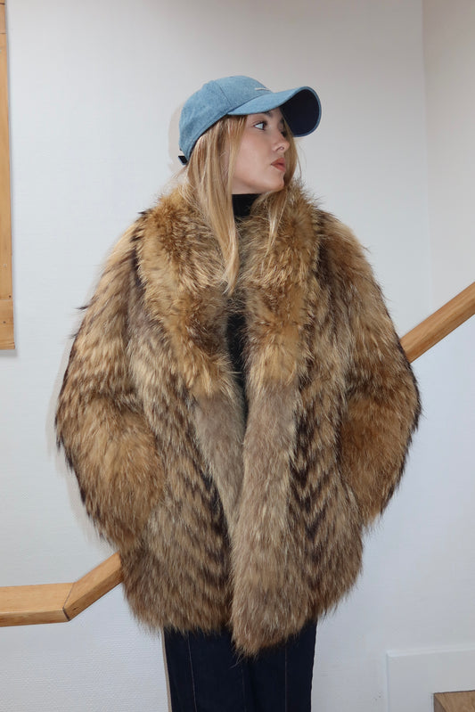 Manteau en fourrure fauve volumineuse