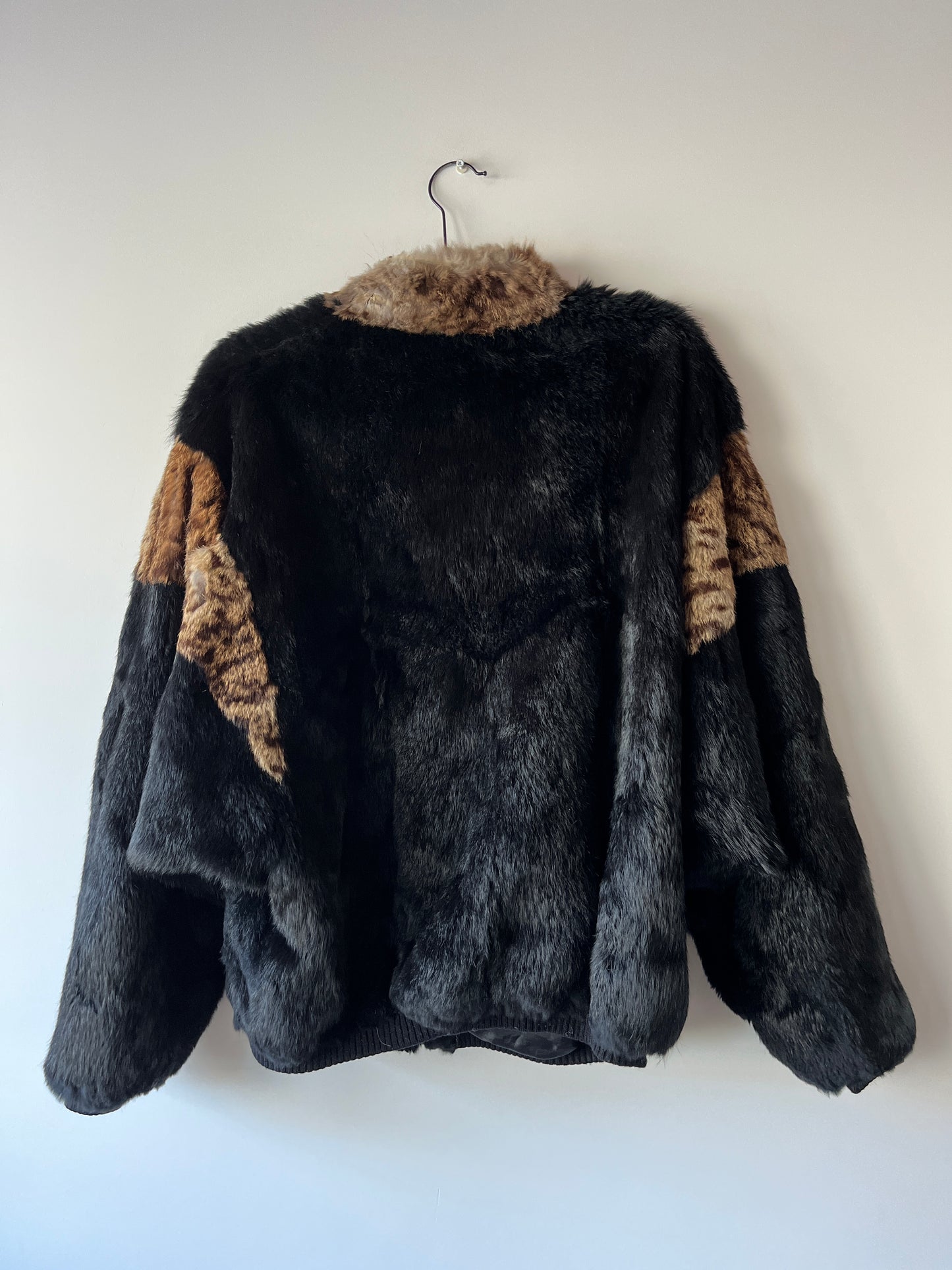 Veste en fourrure noire et léopard