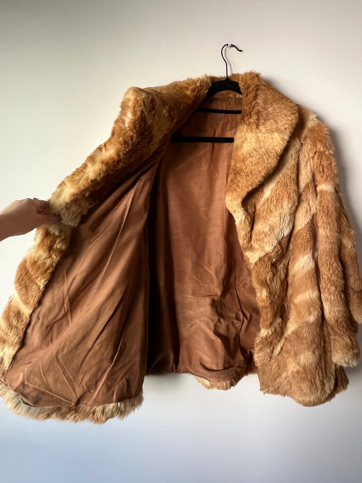Manteau en fourrure rayé beige et blanc