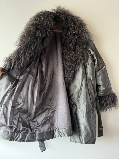 Manteau mi-long gris avec bordures en fourrure