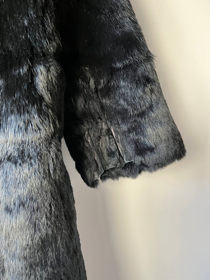 Manteau long noir en fourrure