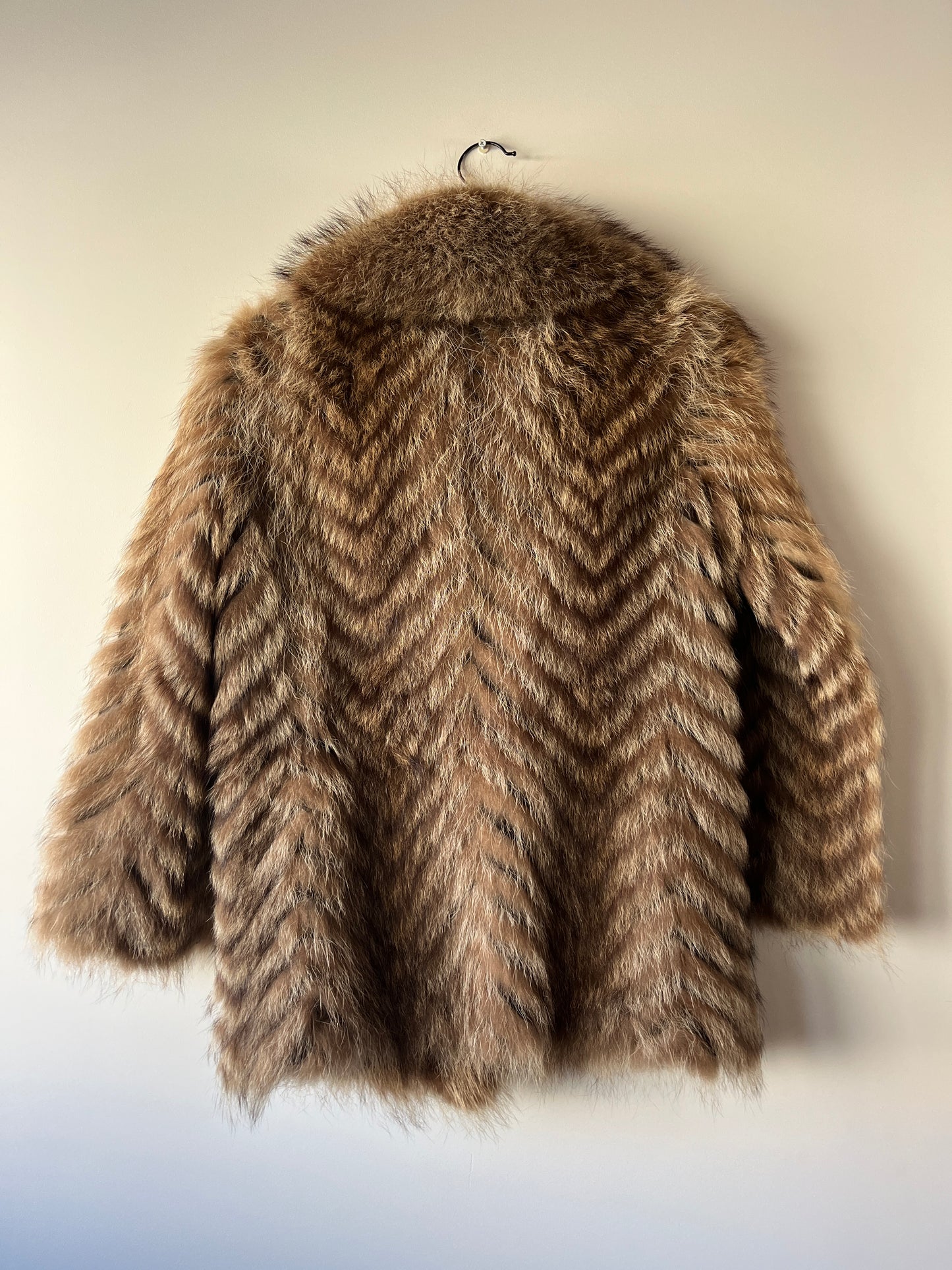 Manteau en fourrure galonné marron