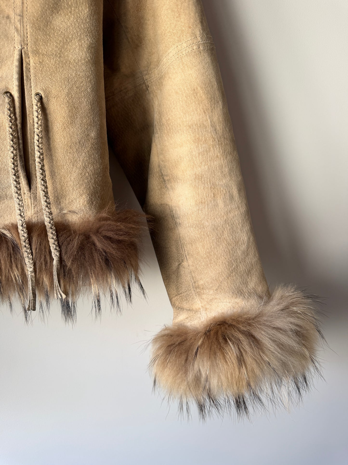 Veste en cuir avec bordures en fourrure beige