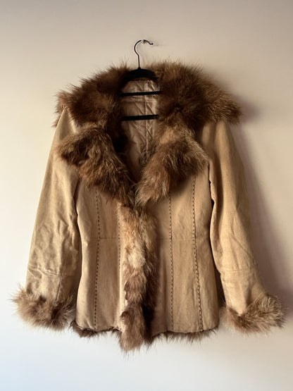 Veste en cuir beige avec bordures en fourrure