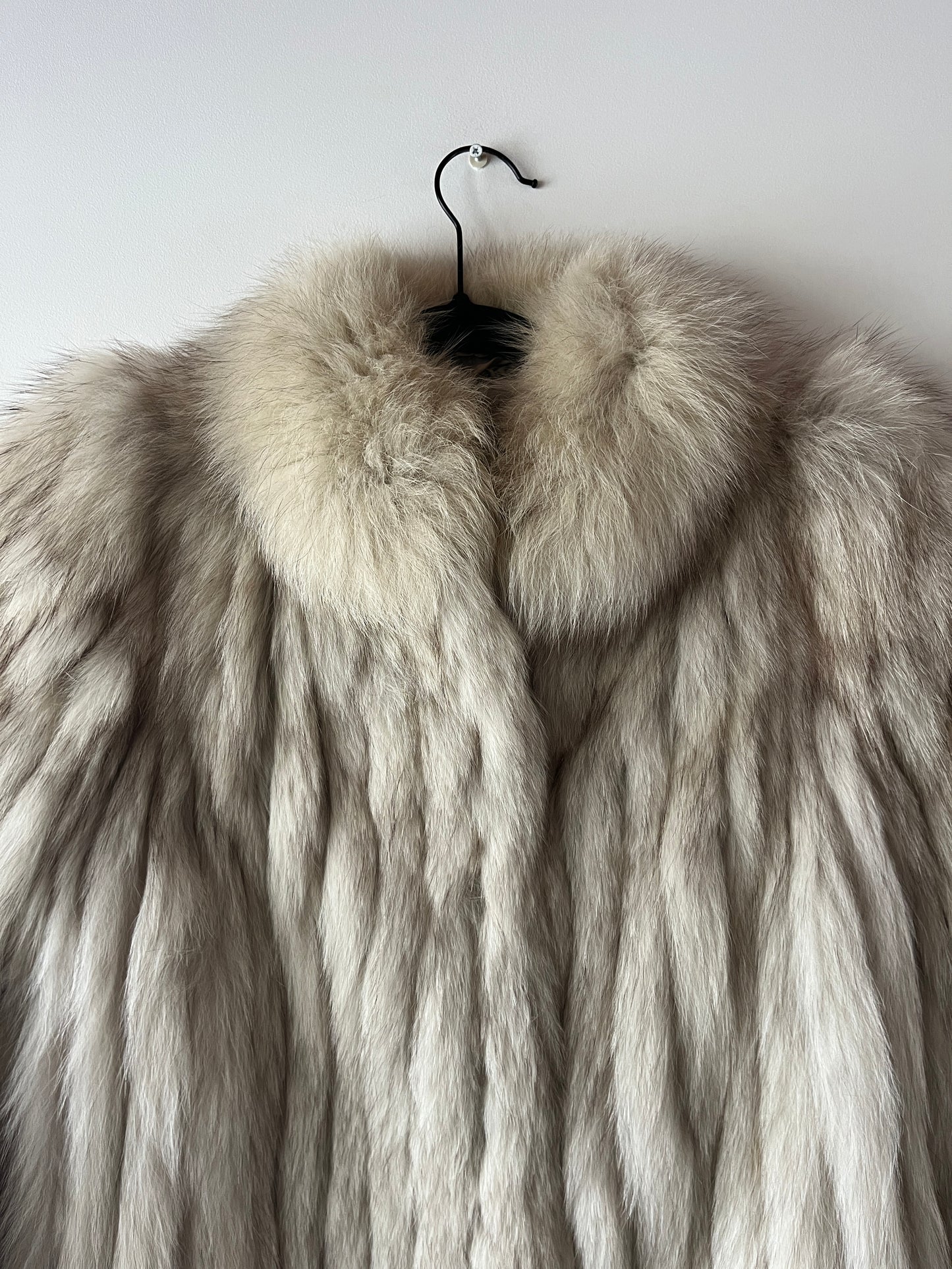 Manteau en fourrure galonné blanc